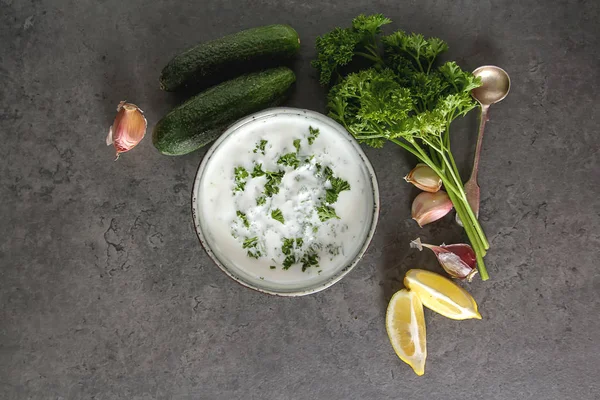 Sos Tsatsiki salatalık, sarımsak, maydanoz, l malzemelerle