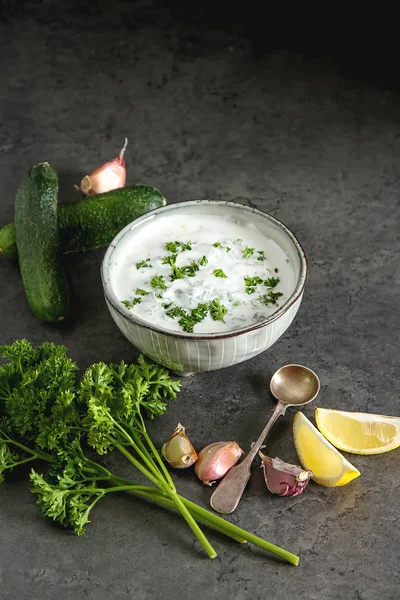 Sos Tsatsiki salatalık, sarımsak, maydanoz, l malzemelerle