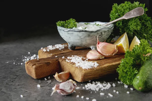 Sos Tsatsiki salatalık, sarımsak, maydanoz, l malzemelerle