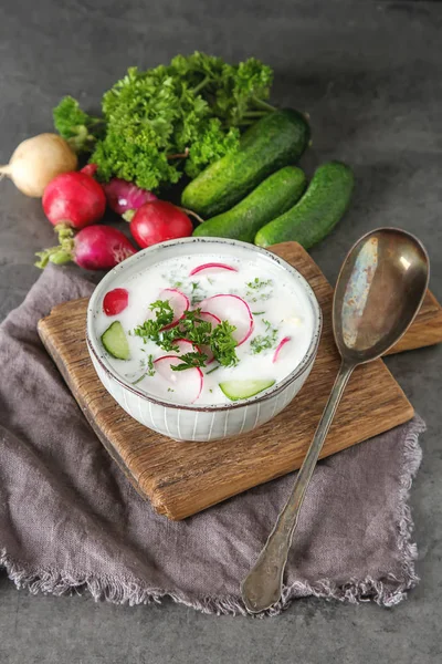 Yaz soğuk çorba - okroshka seramik bir kase. Malzemeler po