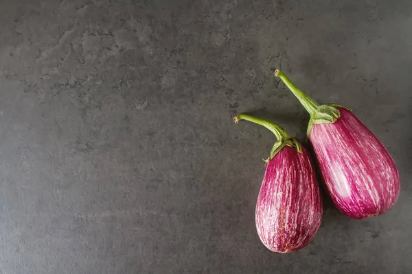 Sağlıklı ve lezzetli mor patlıcan üzerinde koyu arka plan ve Top vie