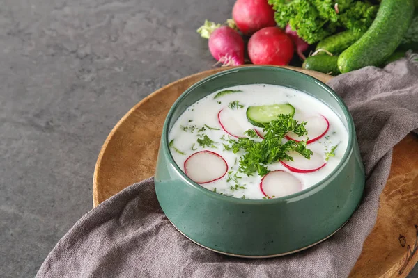Yaz soğuk çorba - okroshka seramik bir kase. Malzemeler po