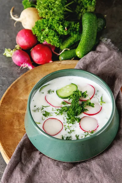 Yaz soğuk çorba - okroshka seramik bir kase. Malzemeler po