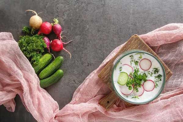 Yaz soğuk çorba - okroshka seramik bir kase. Malzemeler po