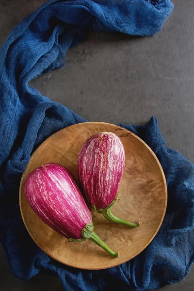 Sağlıklı ve lezzetli mor patlıcan üzerinde koyu arka plan ve Top vie