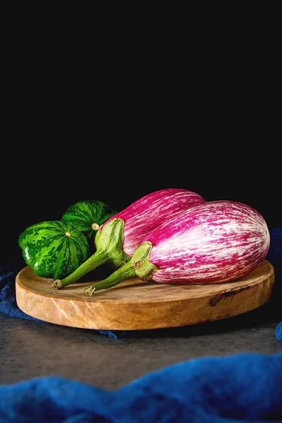 Karanlık bir arka plan üzerinde sağlıklı ve lezzetli mor patlıcan