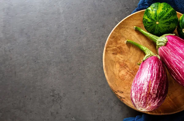 Sağlıklı ve lezzetli mor patlıcan üzerinde koyu arka plan ve Top vie