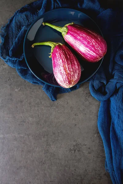 Sağlıklı ve lezzetli mor patlıcan üzerinde koyu arka plan ve Top vie