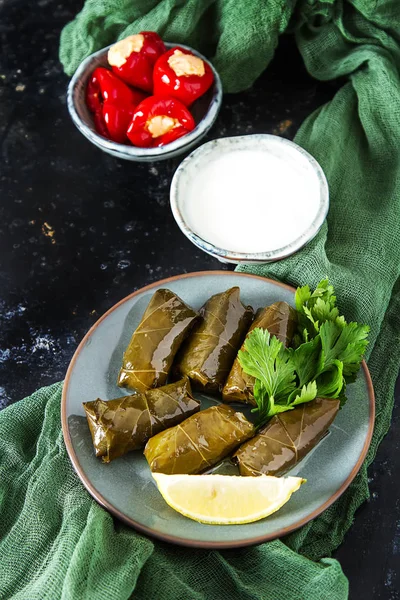 Hojas rellenas de uvas Dolma, arroz y carne con crema agria, c —  Fotos de Stock