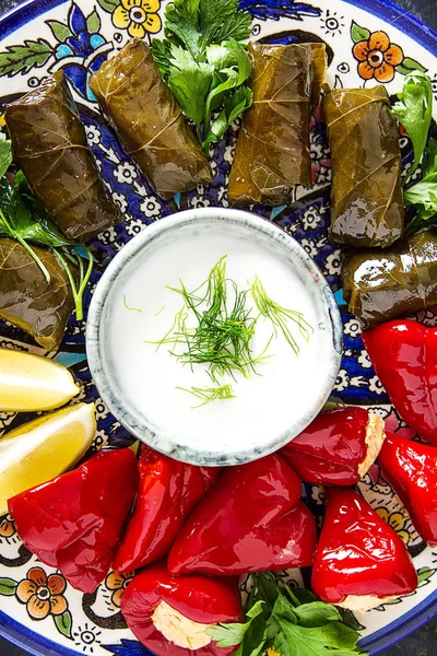 Hojas rellenas de uvas Dolma, arroz y carne con crema agria, c — Foto de Stock