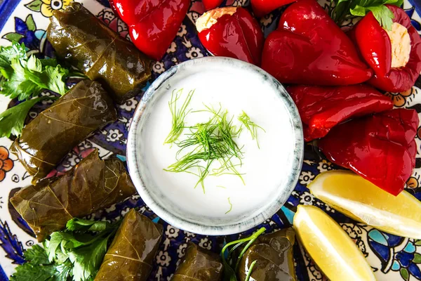 Hojas rellenas de uvas Dolma, arroz y carne con crema agria, c —  Fotos de Stock