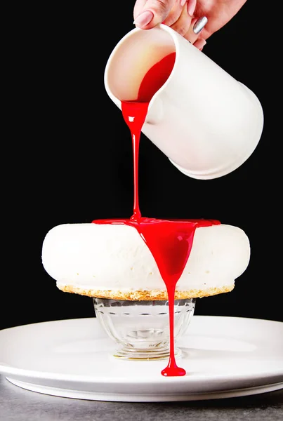 O processo de preparação de um bolo de mousse. Fundo escuro . — Fotografia de Stock