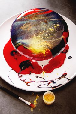 Mousse kek hazırlama süreci. Koyu arka plan.