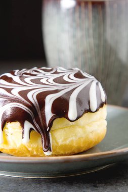 Bir doldurma ve sır ile lezzetli çörekler. Fast food. Siyah kahve