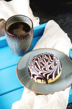 Bir doldurma ve sır ile lezzetli çörekler. Fast food. Siyah kahve