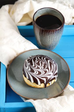 Bir doldurma ve sır ile lezzetli çörekler. Fast food. Siyah kahve