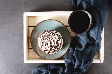 Bir doldurma ve sır ile lezzetli çörekler. Fast food. Siyah kahve