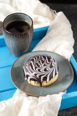 Bir doldurma ve sır ile lezzetli çörekler. Fast food. Siyah kahve