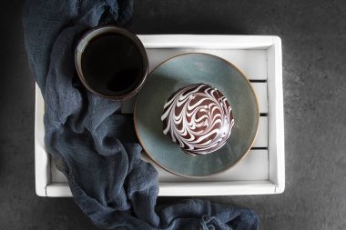 Bir doldurma ve sır ile lezzetli çörekler. Fast food. Siyah kahve