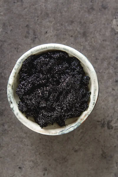 Seramik bir kabın içinde siyah mersin balığı havyar. Koyu arka plan.