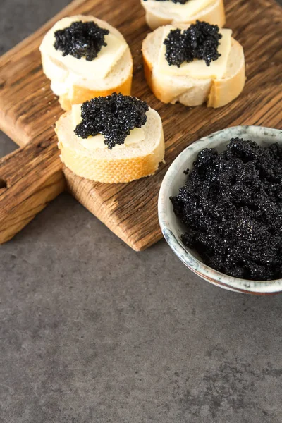 Sanduíche com caviar de esturjão preto e pão branco. Bac escuro — Fotografia de Stock