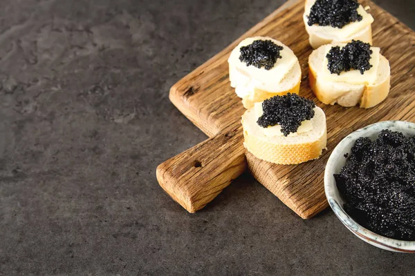 Havyar siyah mersin balığı ve beyaz ekmek ile sandviç. Karanlık bac