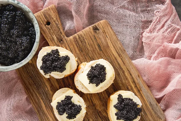 Sanduíche com caviar de esturjão preto e pão branco. Bac escuro — Fotografia de Stock