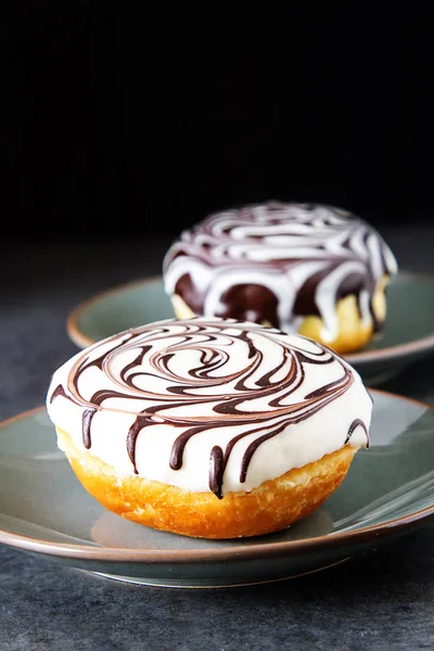 Deliciosos donuts com um recheio e esmalte. Comida rápida. Retroceder escuro — Fotografia de Stock