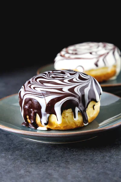 Heerlijke donuts met een vulling en glazuur. Fast food. Donkere backg — Stockfoto