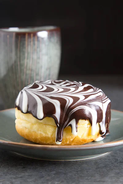 Heerlijke donuts met een vulling en glazuur. Fast food. Zwarte coff — Stockfoto