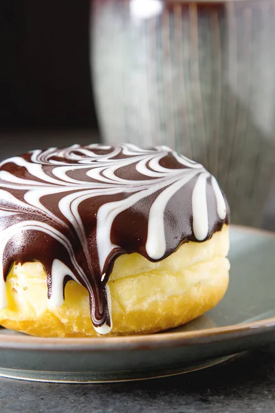 Heerlijke donuts met een vulling en glazuur. Fast food. Zwarte coff — Stockfoto