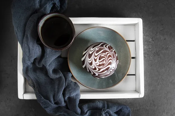 Bir doldurma ve sır ile lezzetli çörekler. Fast food. Siyah kahve