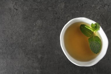 Taze nane çayına bırakır. İtalyan otlar. Koyu arka plan.