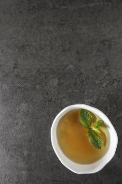 Taze nane çayına bırakır. İtalyan otlar. Koyu arka plan.