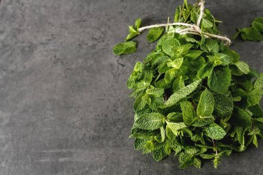 Taze nane yaprakları. İtalyan otlar. Koyu arka plan.