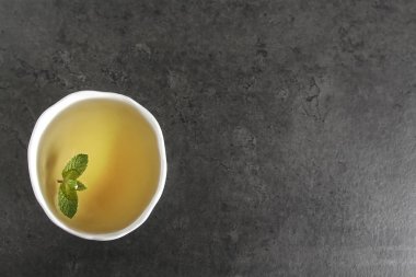 Taze nane çayına bırakır. İtalyan otlar. Koyu arka plan.