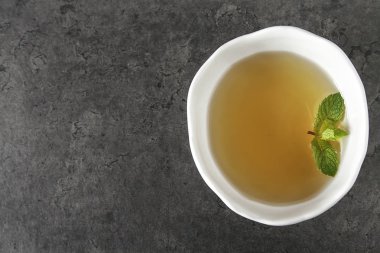 Taze nane çayına bırakır. İtalyan otlar. Koyu arka plan.