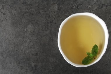 Taze nane çayına bırakır. İtalyan otlar. Koyu arka plan.