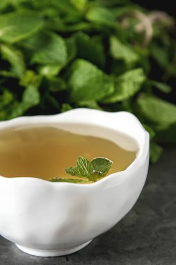 Taze nane çayına bırakır. İtalyan otlar. Koyu arka plan.