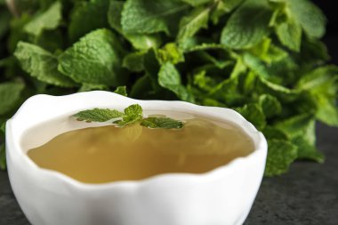 Taze nane çayına bırakır. İtalyan otlar. Koyu arka plan.