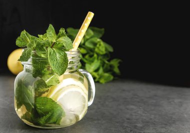 Taze nane çayına bırakır. İtalyan otlar. Koyu arka plan.