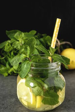 Taze nane çayına bırakır. İtalyan otlar. Koyu arka plan.