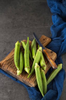 Lady Fingers veya bamya. Koyu arka plan. , Metin için yer