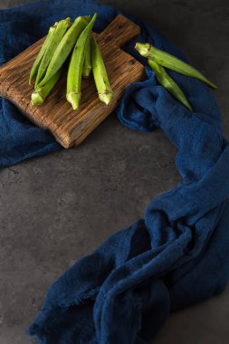 Lady Fingers veya bamya. Koyu arka plan. , Metin için yer