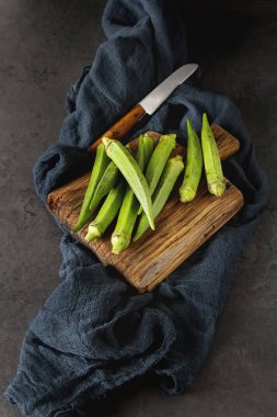 Lady Fingers veya bamya. Koyu arka plan. , Metin için yer