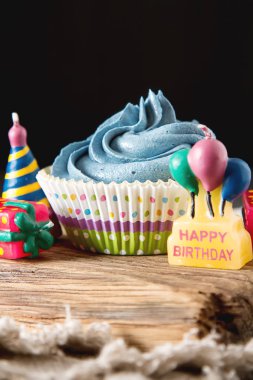 Capecake, Muffin mavi krema ile. Doğum günü ve düğün. Bir delici