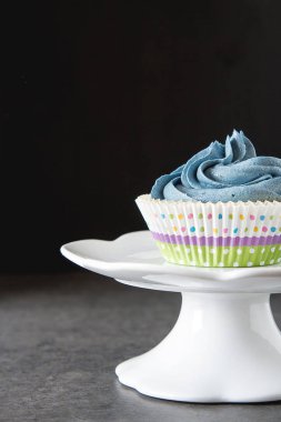 Capecake, Muffin mavi krema ile. Doğum günü ve düğün. Bir delici