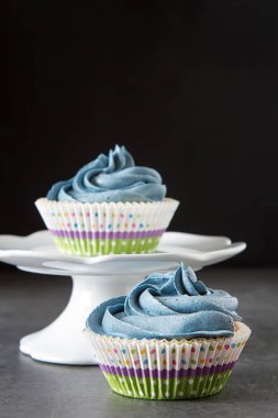 Capecake, Muffin mavi krema ile. Doğum günü ve düğün. Bir delici