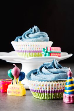 Capecake, Muffin mavi krema ile. Doğum günü ve düğün. Bir delici