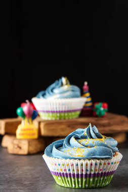 Capecake, Muffin mavi krema ile. Doğum günü ve düğün. Bir delici
